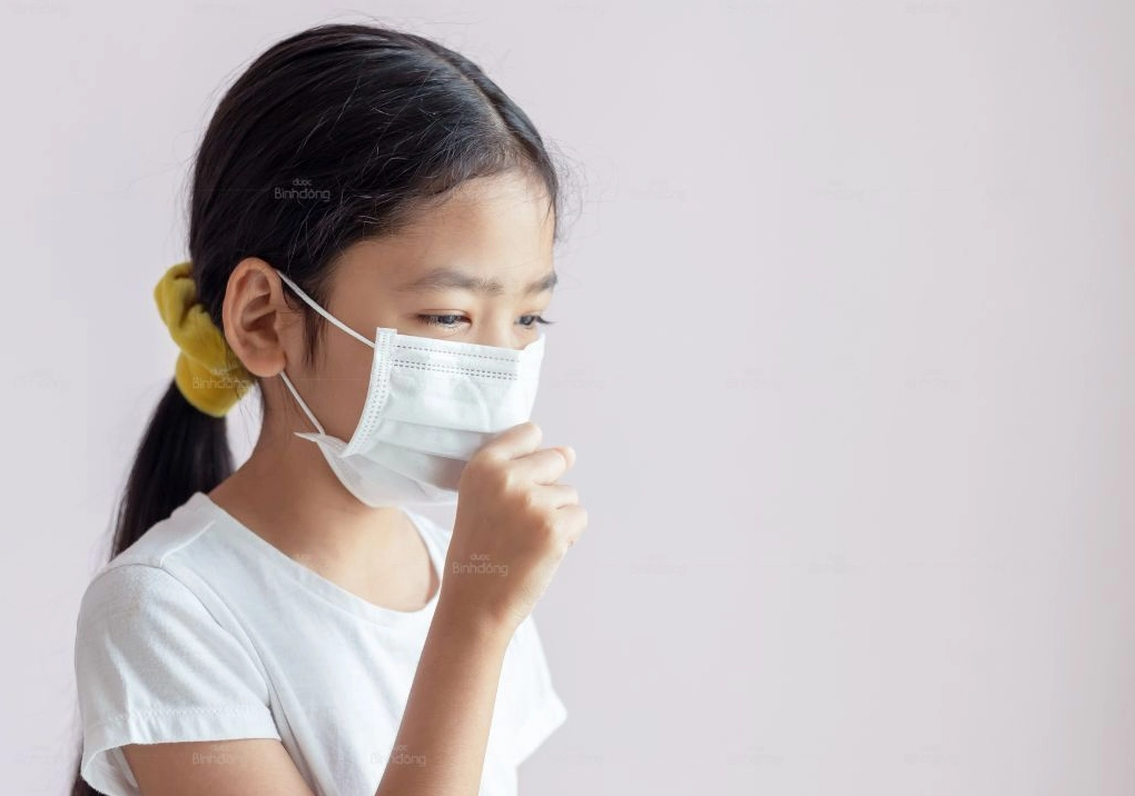 Đeo khẩu trang bảo vệ cơ thể trước khói bụi, bụi mịn
