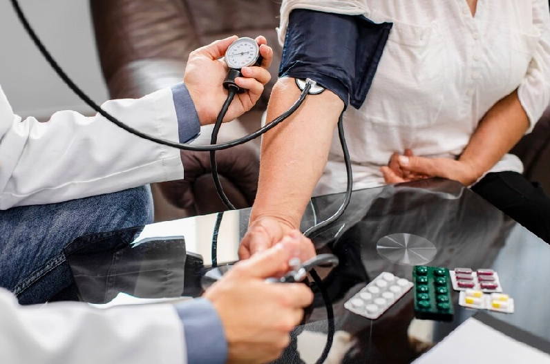 Đo huyết áp là cách để kiểm tra bạn có bị cao huyết áp hay không
