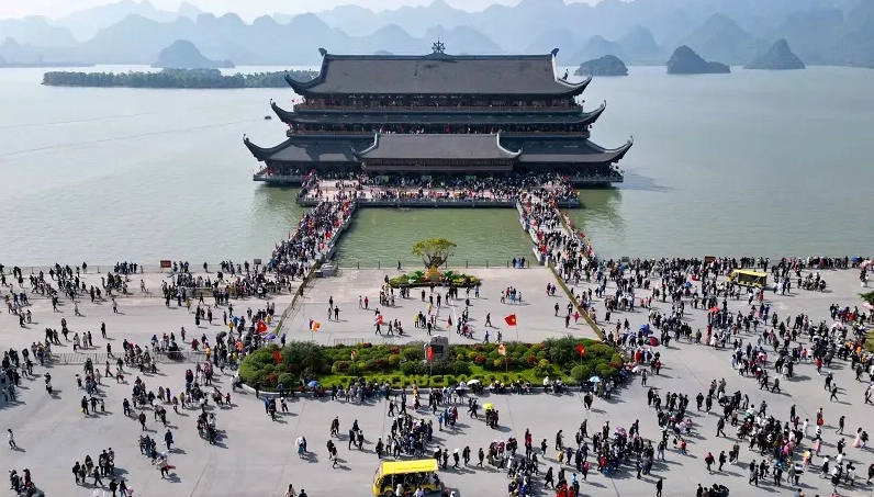 Du khách đi thuyền trên hồ Tam Chúc