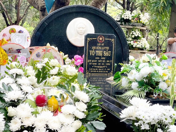 Du khách tham quan Côn Đảo