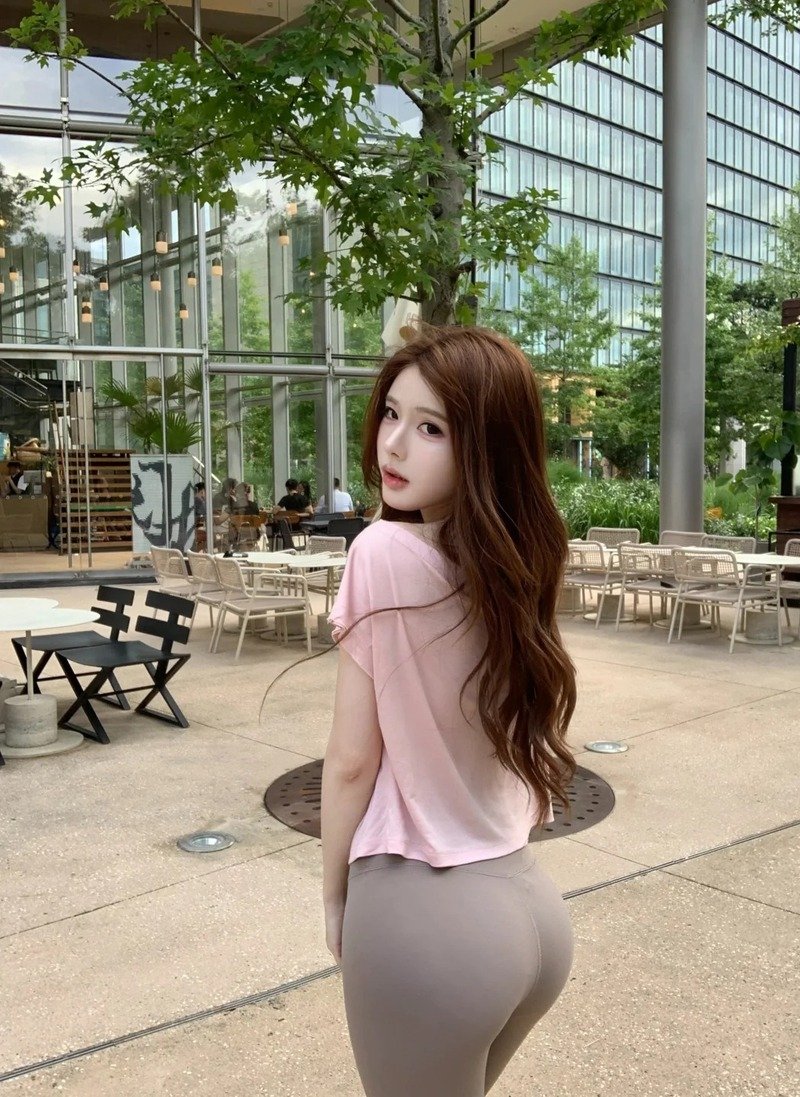 gái khoe mông 18
