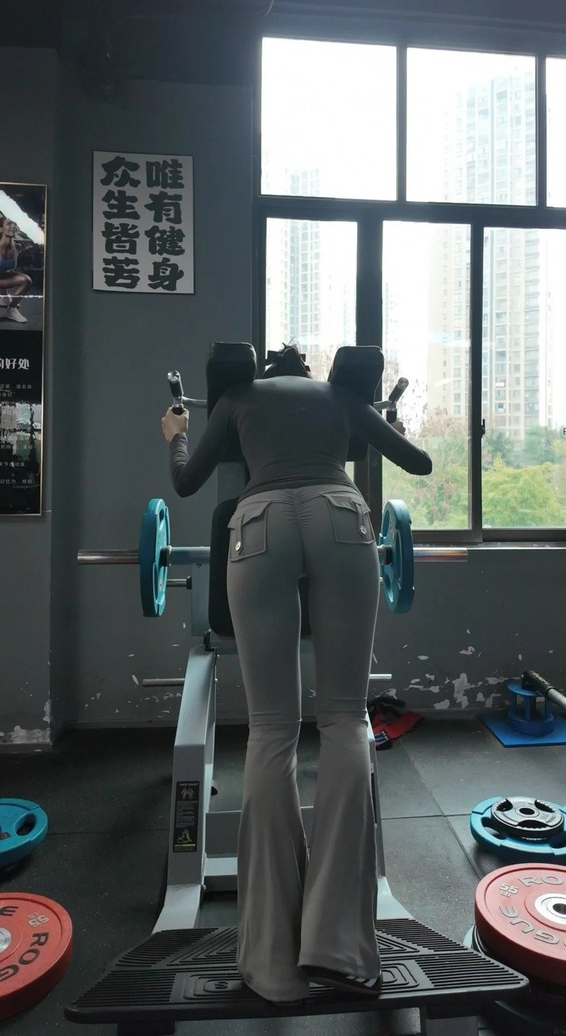 gái khoe mông 8