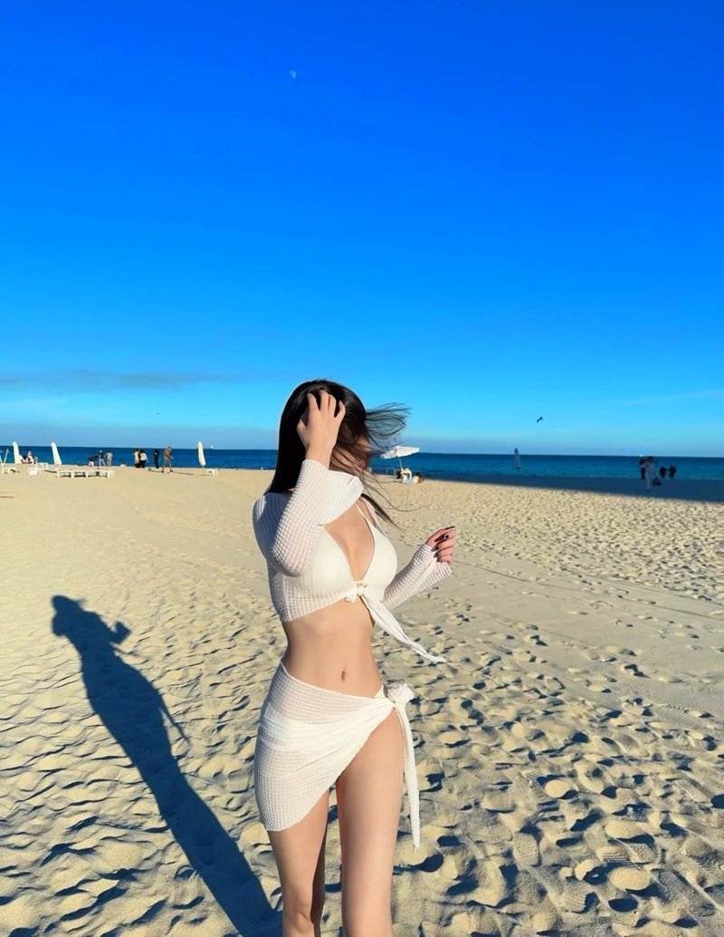 gái mặc bikini trắng