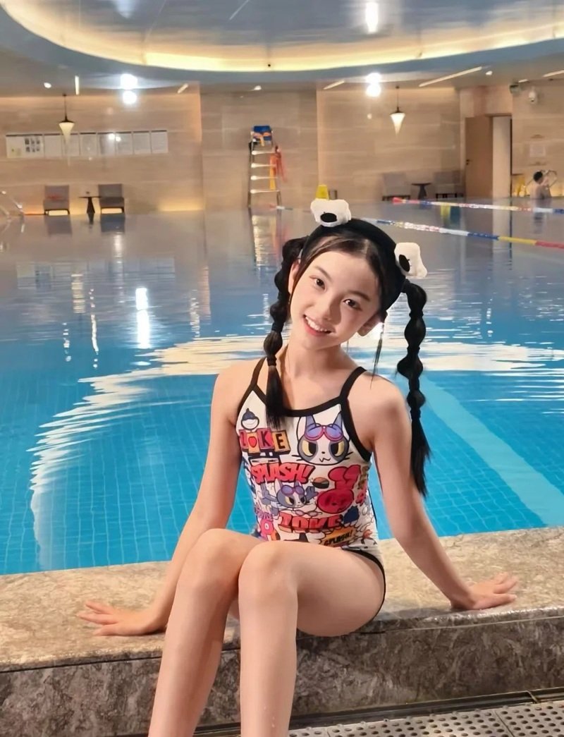 gái mặc bikini trong nhà 10