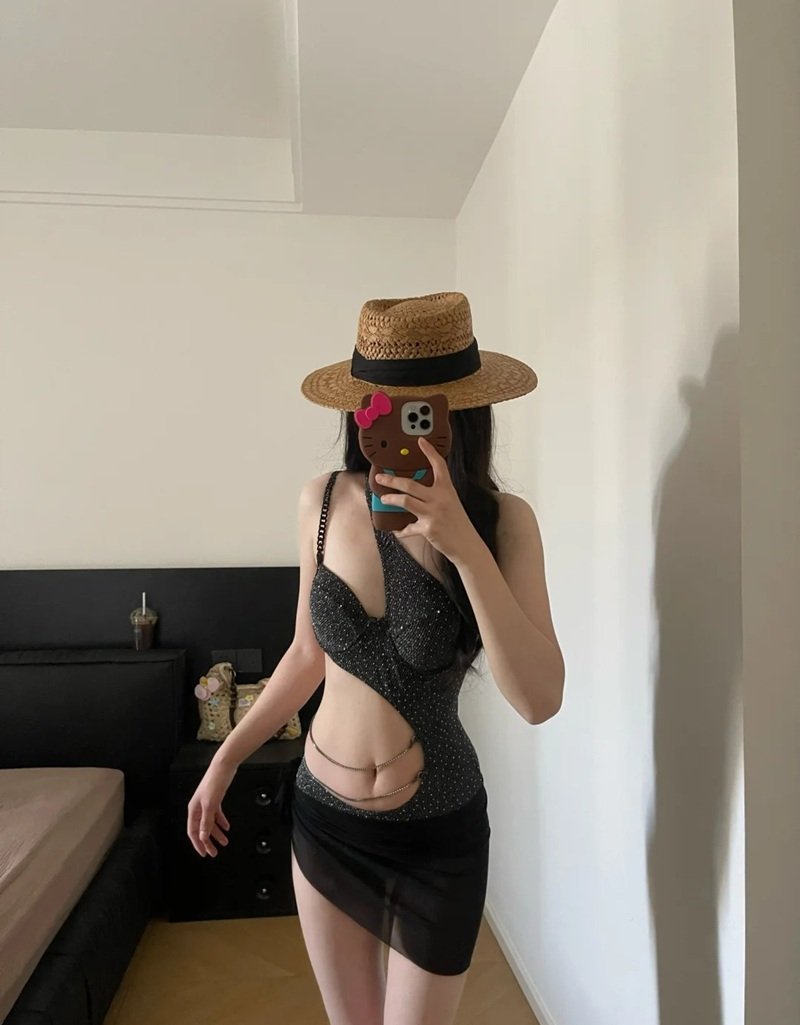 gái mặc bikini trong nhà 11