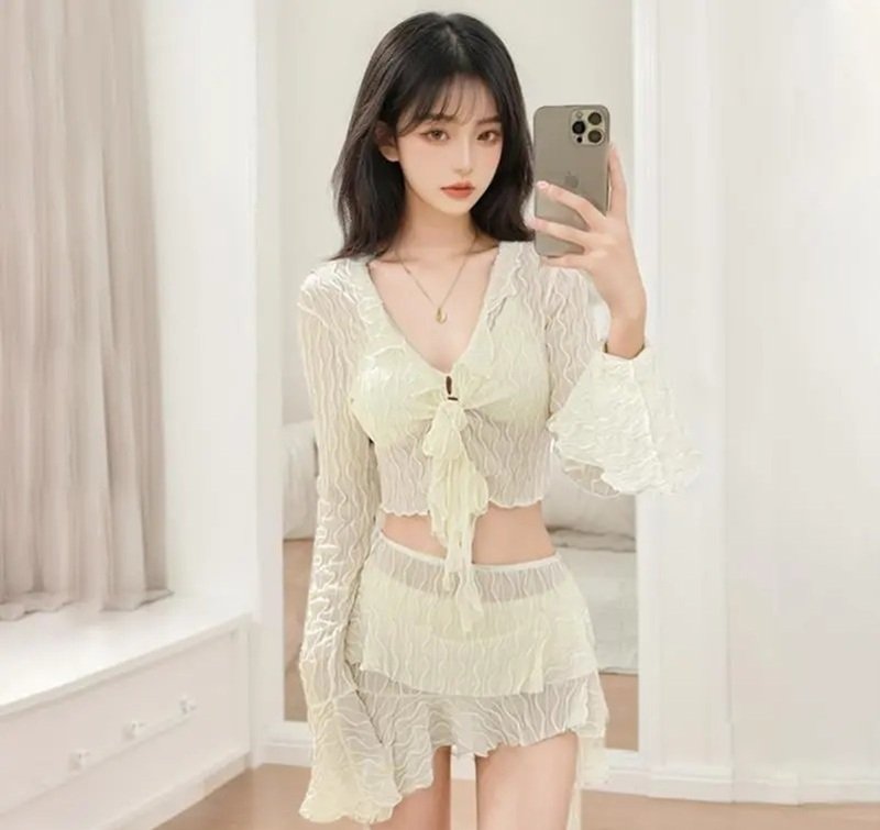 gái mặc bikini trong nhà 13
