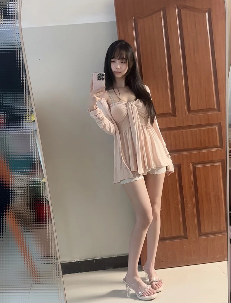 gái mặc bikini trong nhà 15