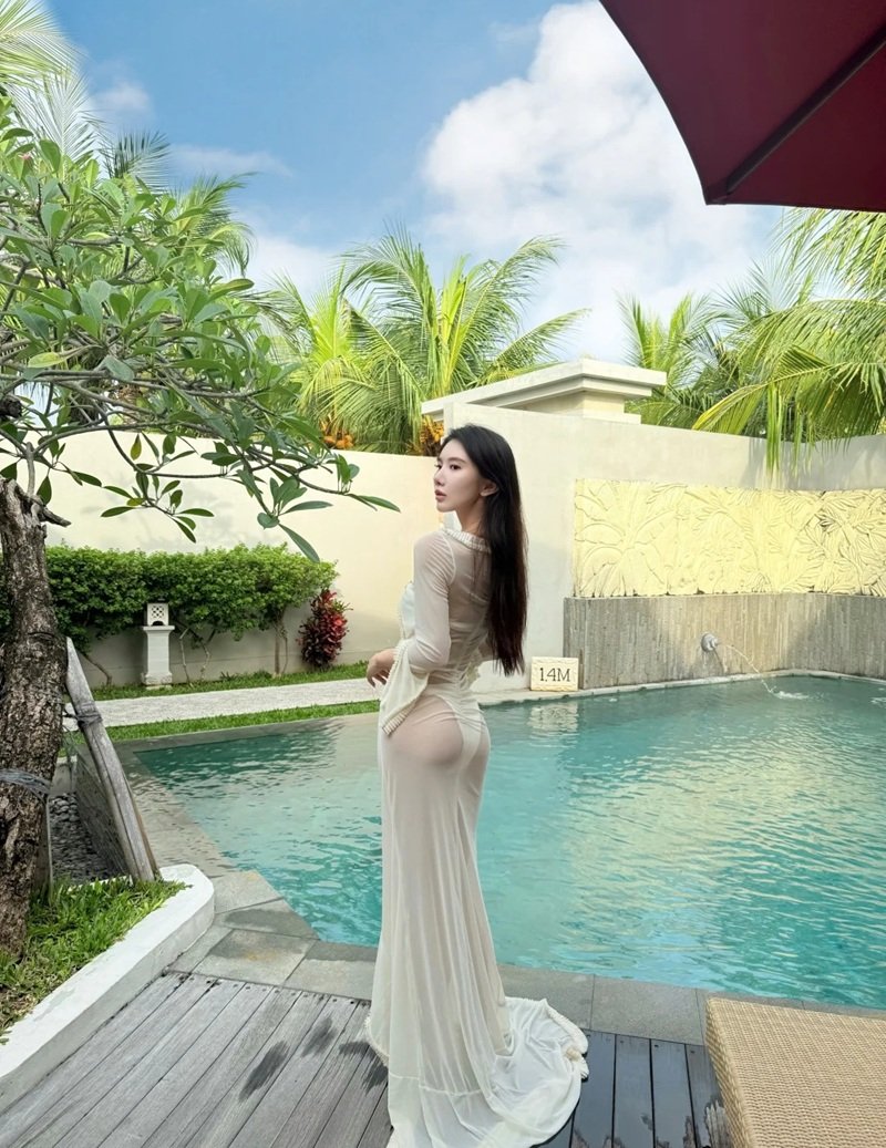 gái mặc bikini trong nhà 19