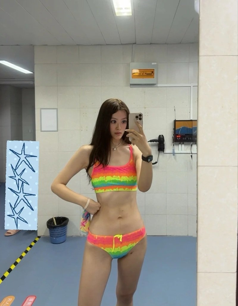 gái mặc bikini trong nhà 25