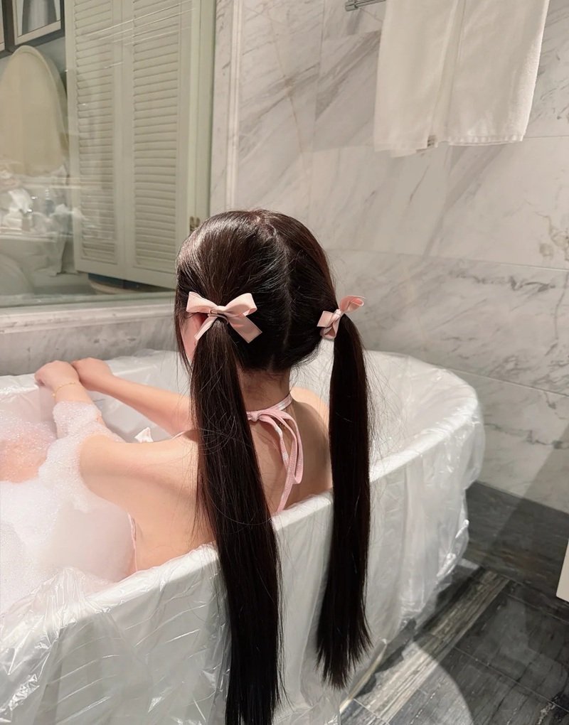 gái mặc bikini trong nhà 29