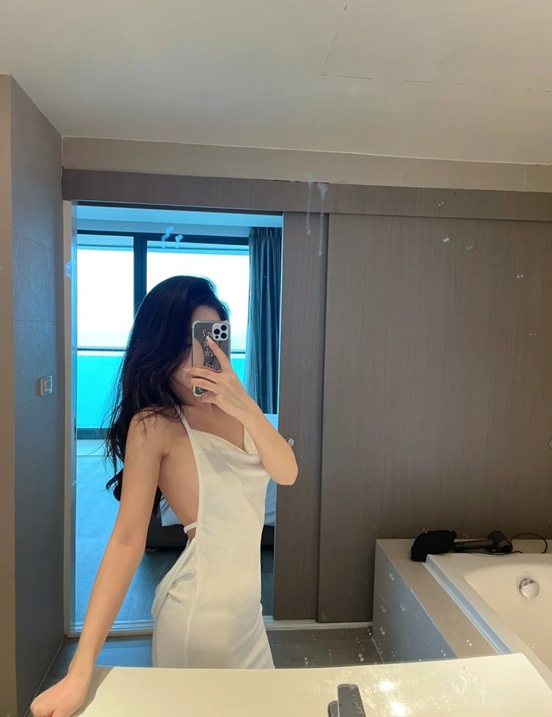 gái mặc bikini trong nhà 4