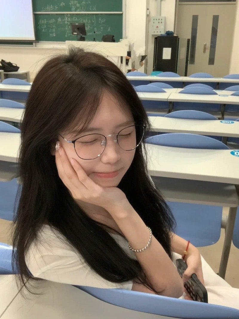 gái xinh đeo kính 13