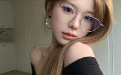 318+ gái xinh đeo kính sở hữu nụ cười rạng rỡ đầy sức hút