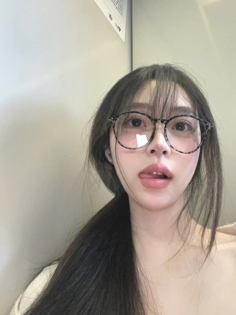 gái xinh đeo kính 23