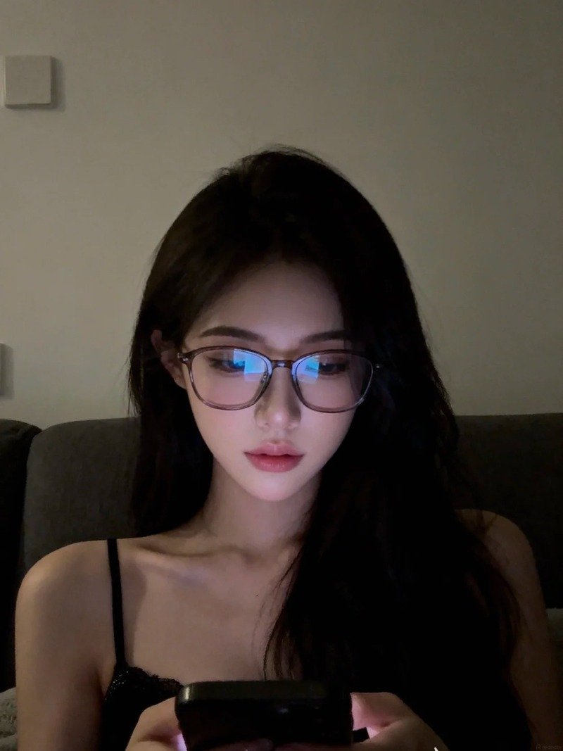 gái xinh đeo kính 24