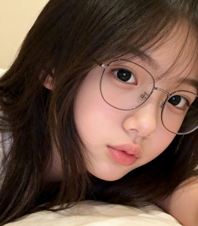 gái xinh đeo kính cute