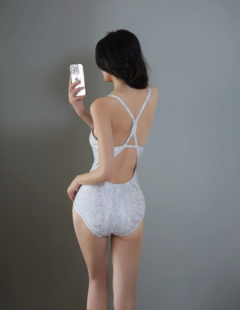 gái xinh mặc bikini trắng 1