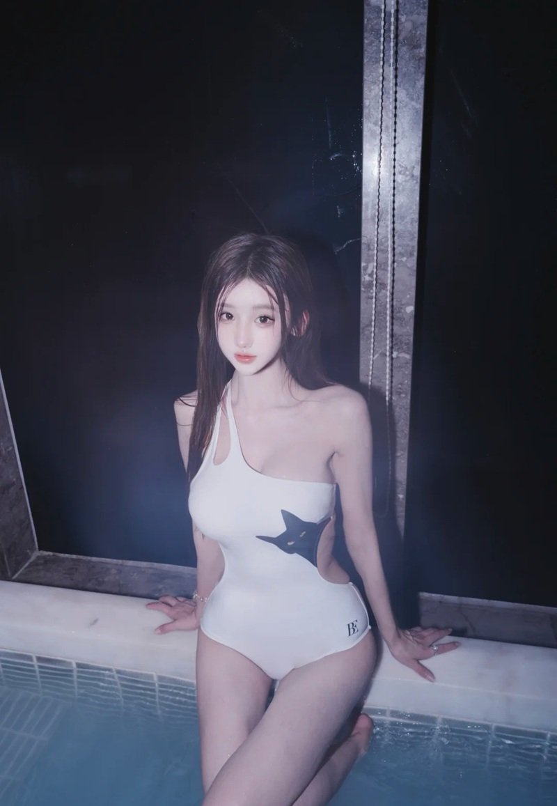 gái xinh mặc bikini trắng 11