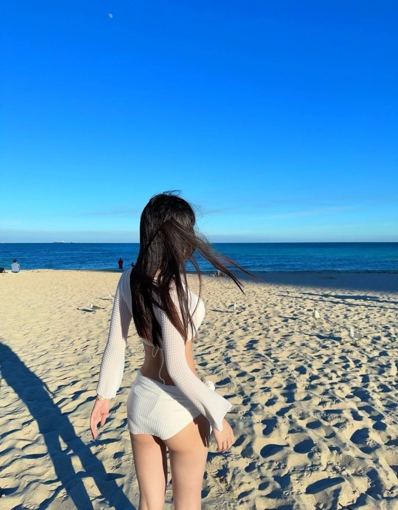 gái xinh mặc bikini trắng 23