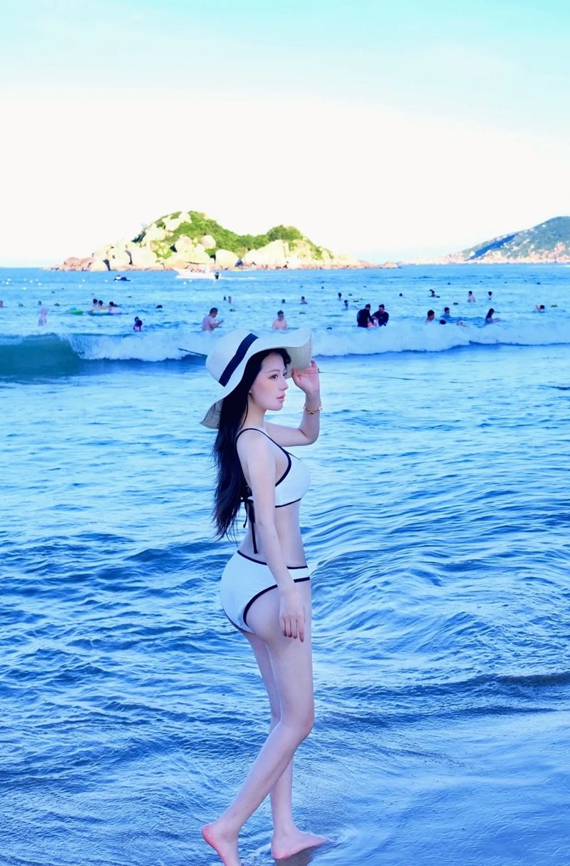 gái xinh mặc bikini trắng 25