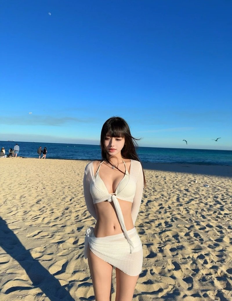 gái xinh mặc bikini trắng 32