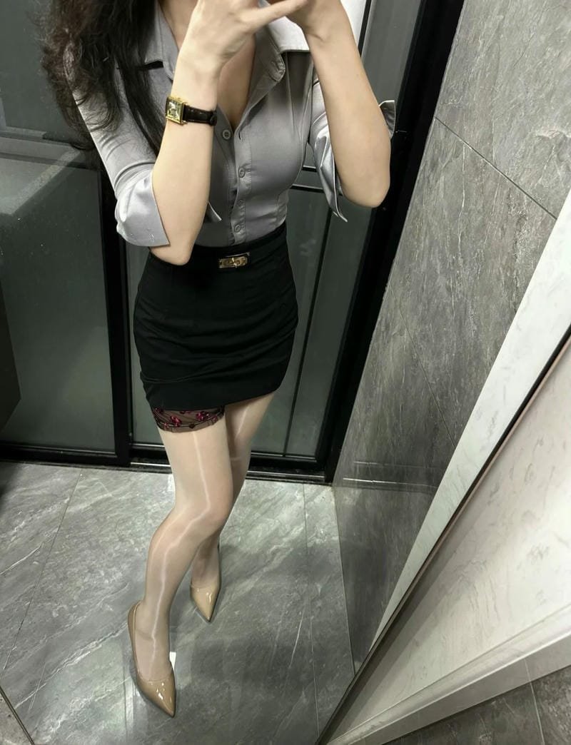 gái xinh mặc váy ngắn đen 11