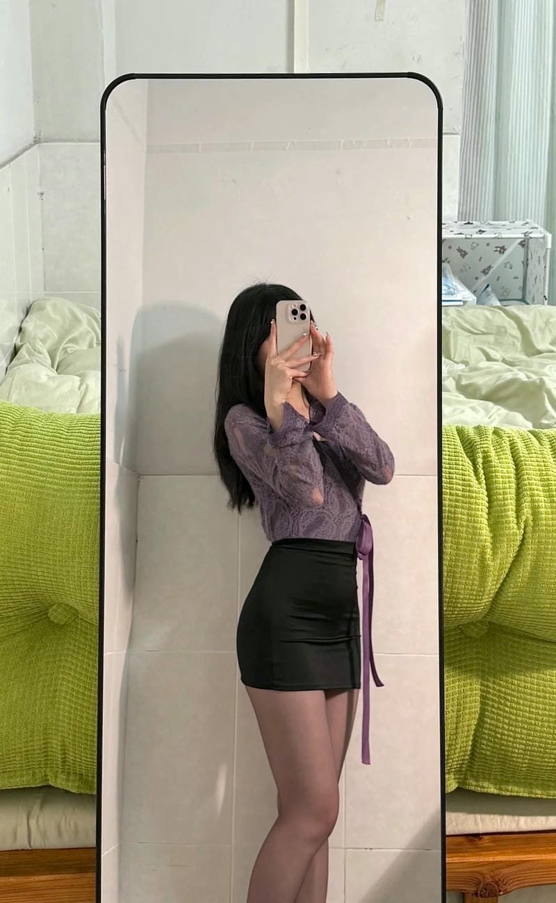 gái xinh mặc váy ngắn đen 15