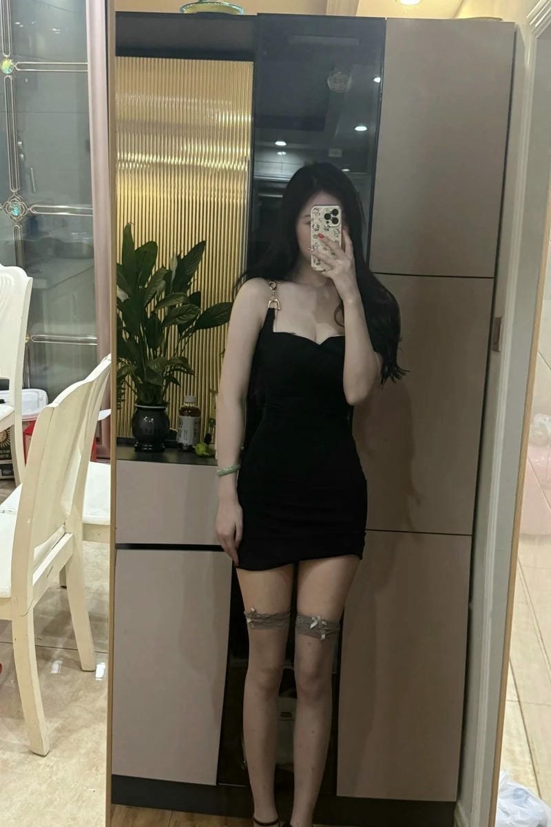 gái xinh mặc váy ngắn đen 17