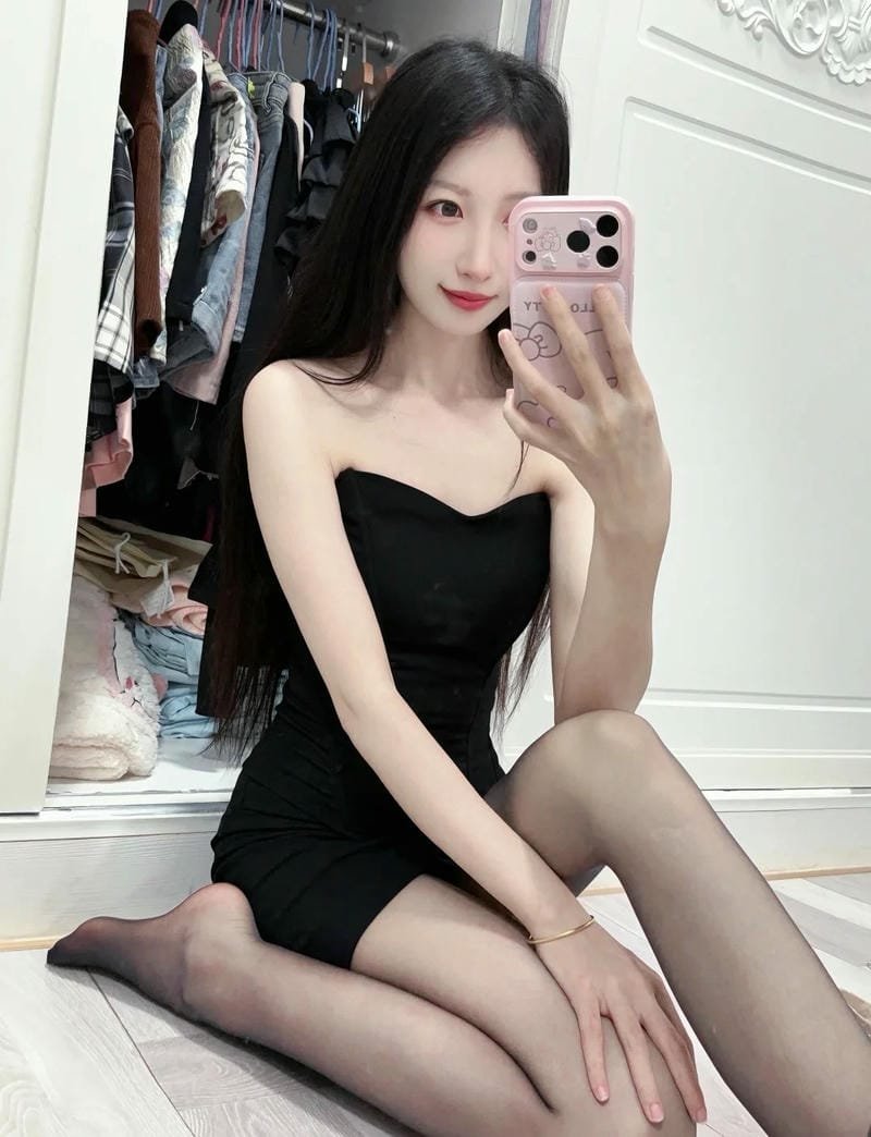 gái xinh mặc váy ngắn đen 20