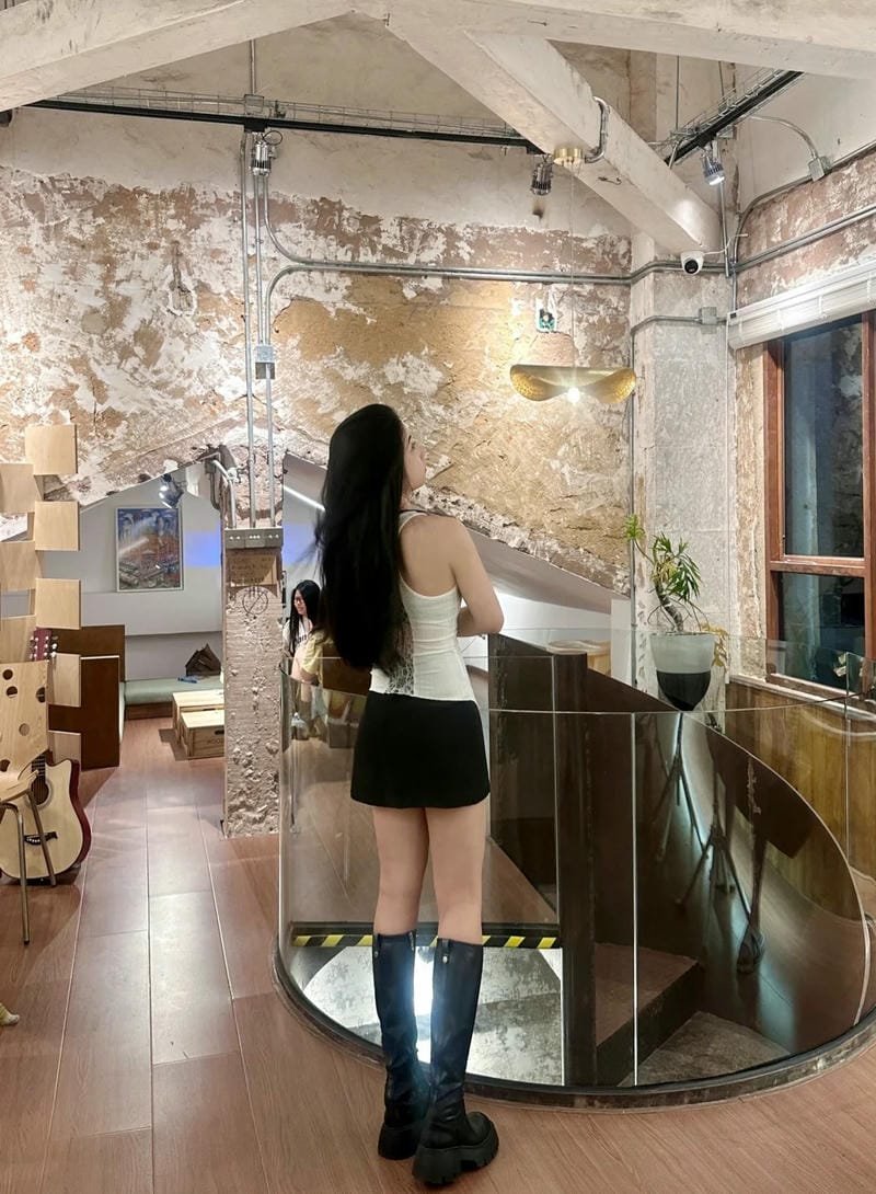 gái xinh mặc váy ngắn đen 24