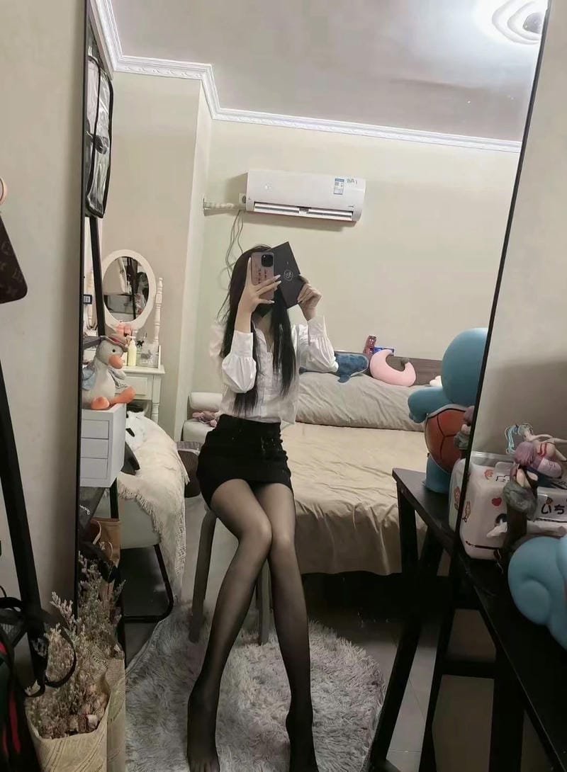 gái xinh mặc váy ngắn đen 27