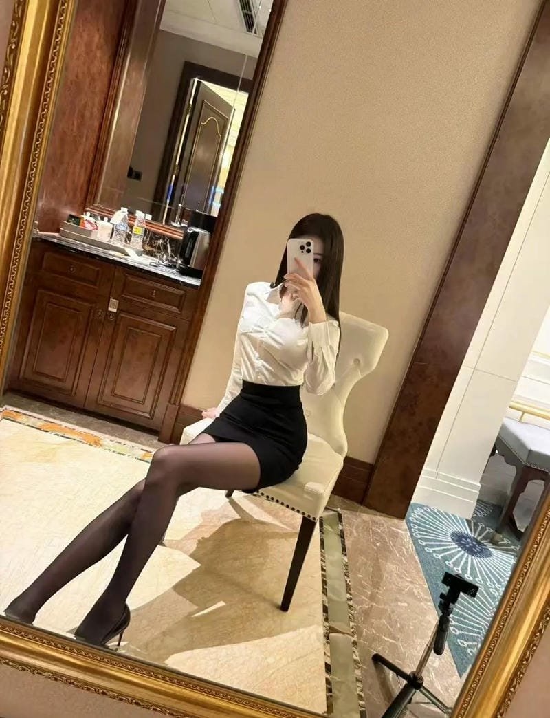 gái xinh mặc váy ngắn đen 28