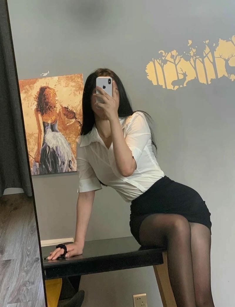 gái xinh mặc váy ngắn đen 29