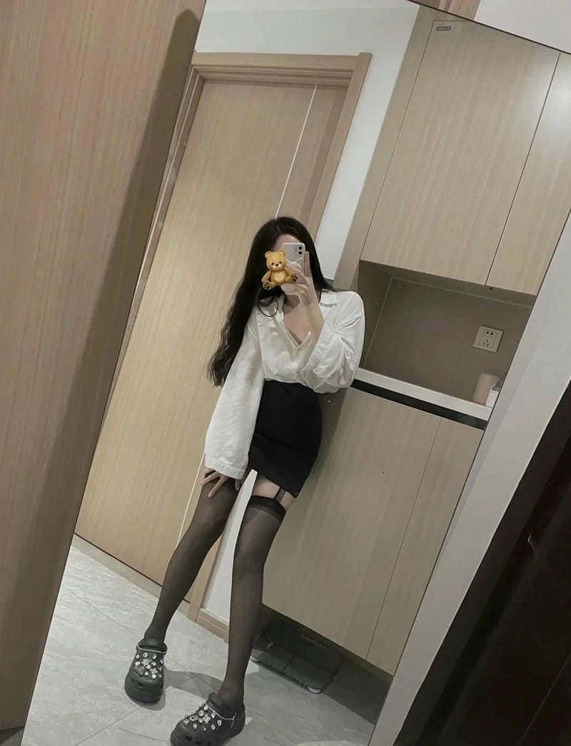 gái xinh mặc váy ngắn đen 31