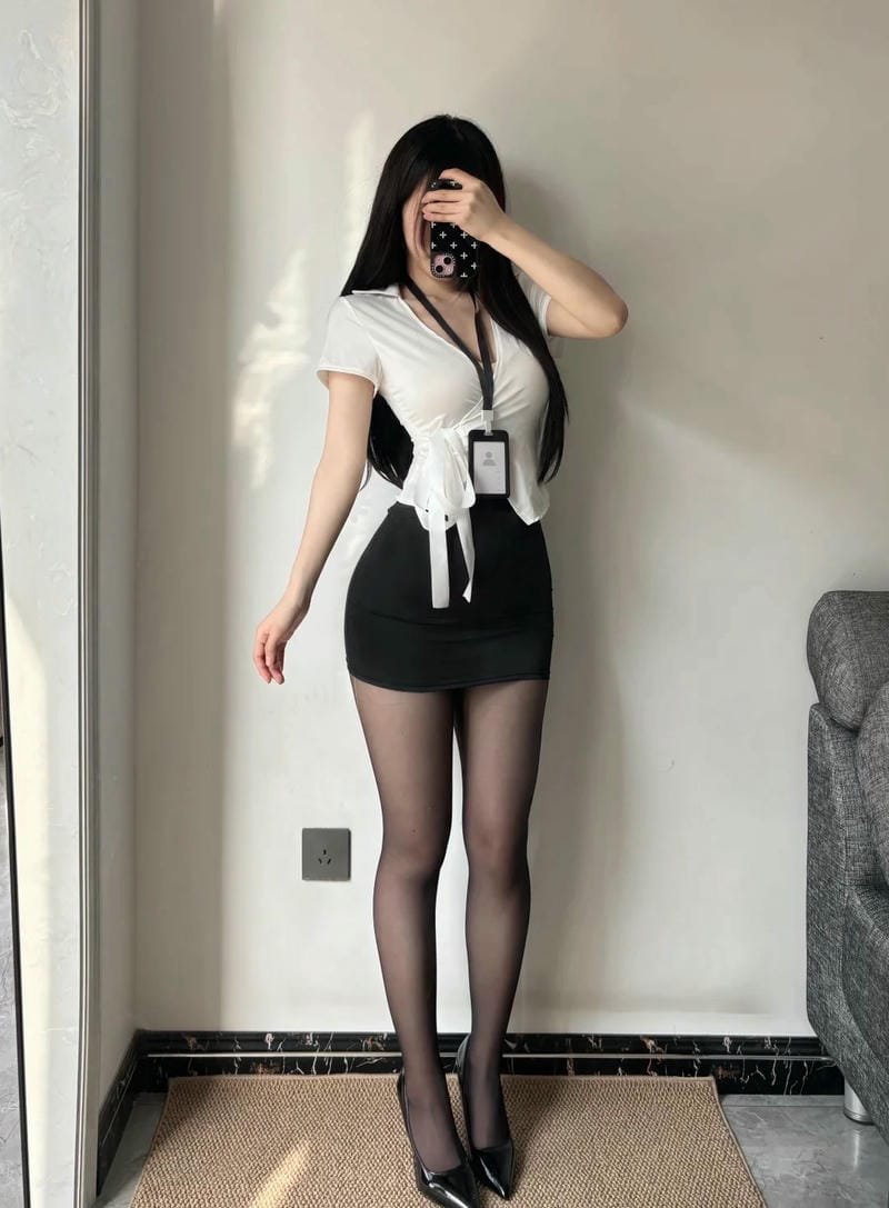 gái xinh mặc váy ngắn đen 9