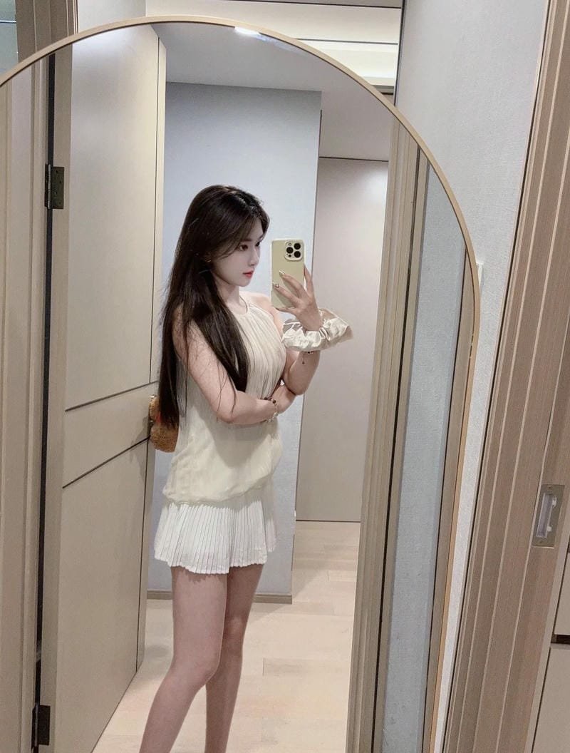 gái xinh mặc váy ngắn trắng 10