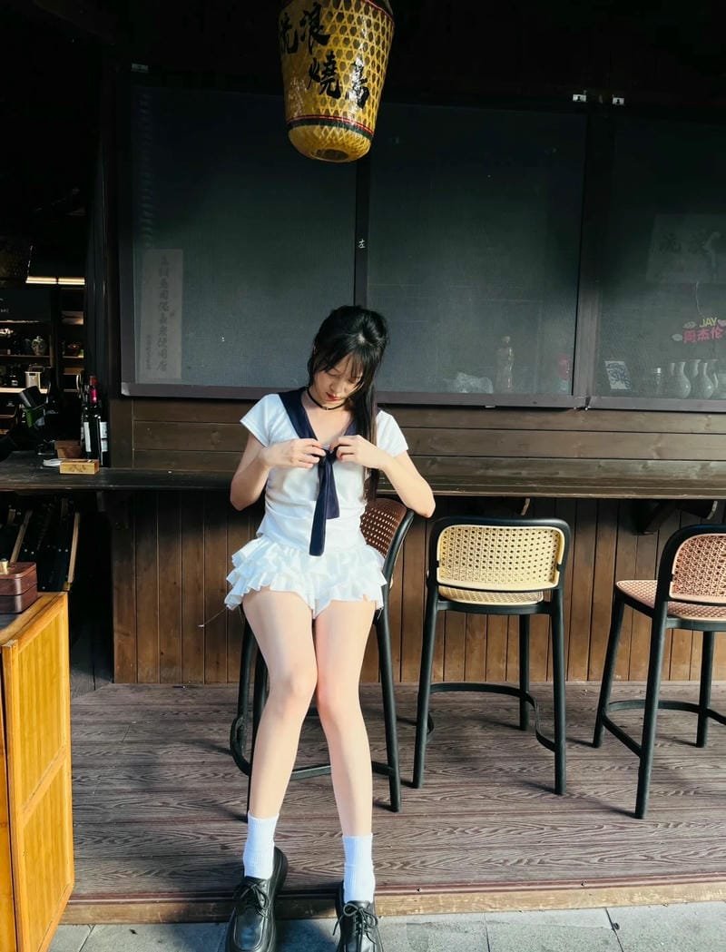 gái xinh mặc váy ngắn trắng 23