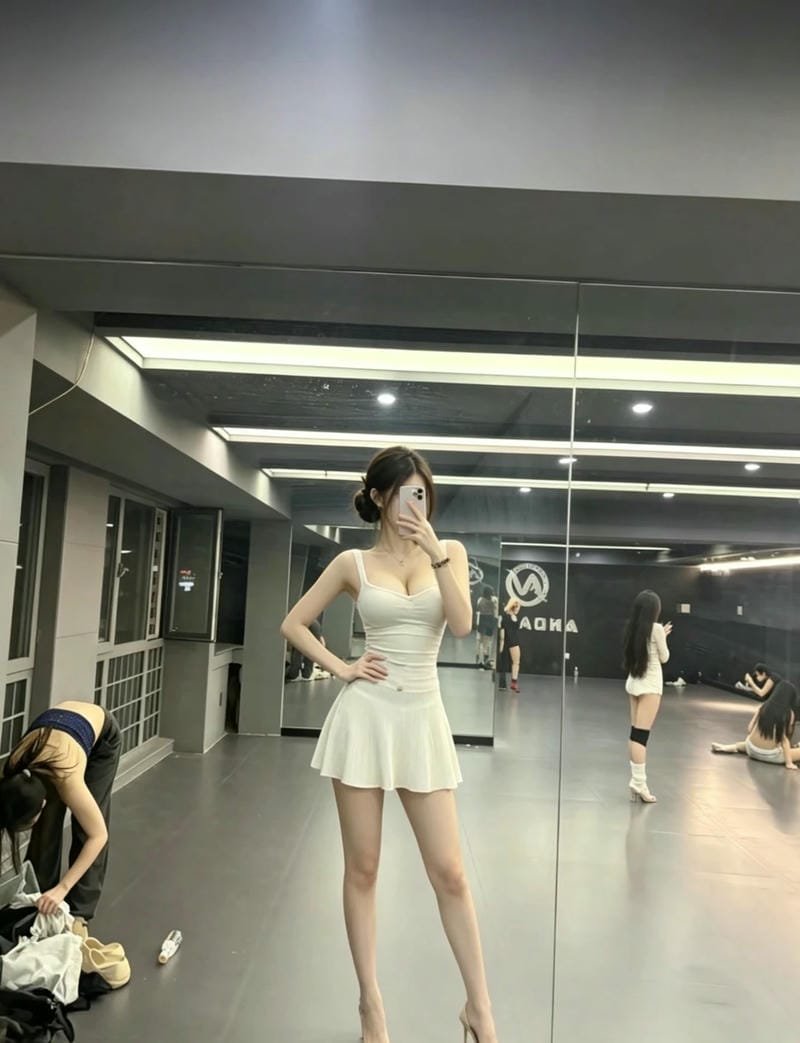 gái xinh mặc váy ngắn trắng 34