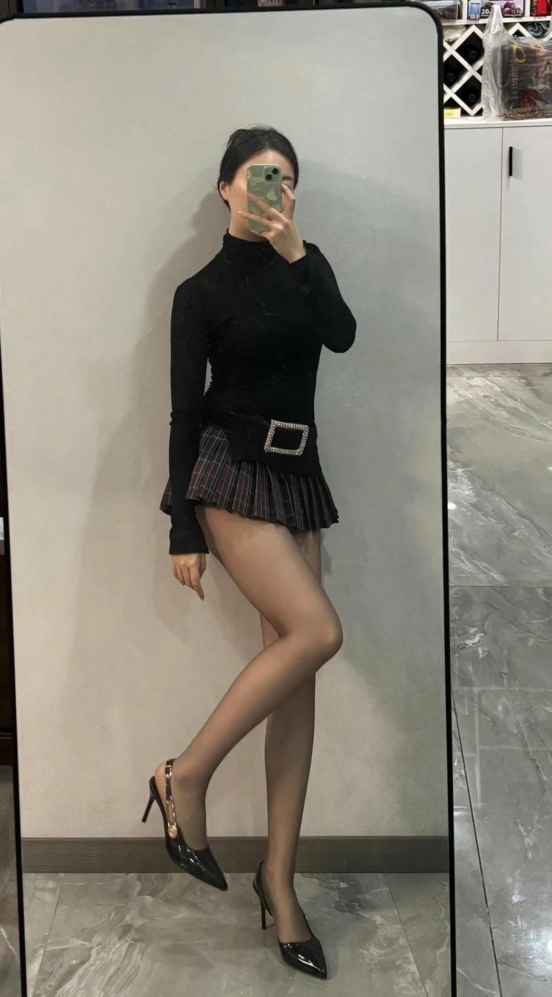 gái xinh mặc váy siêu ngắn 3