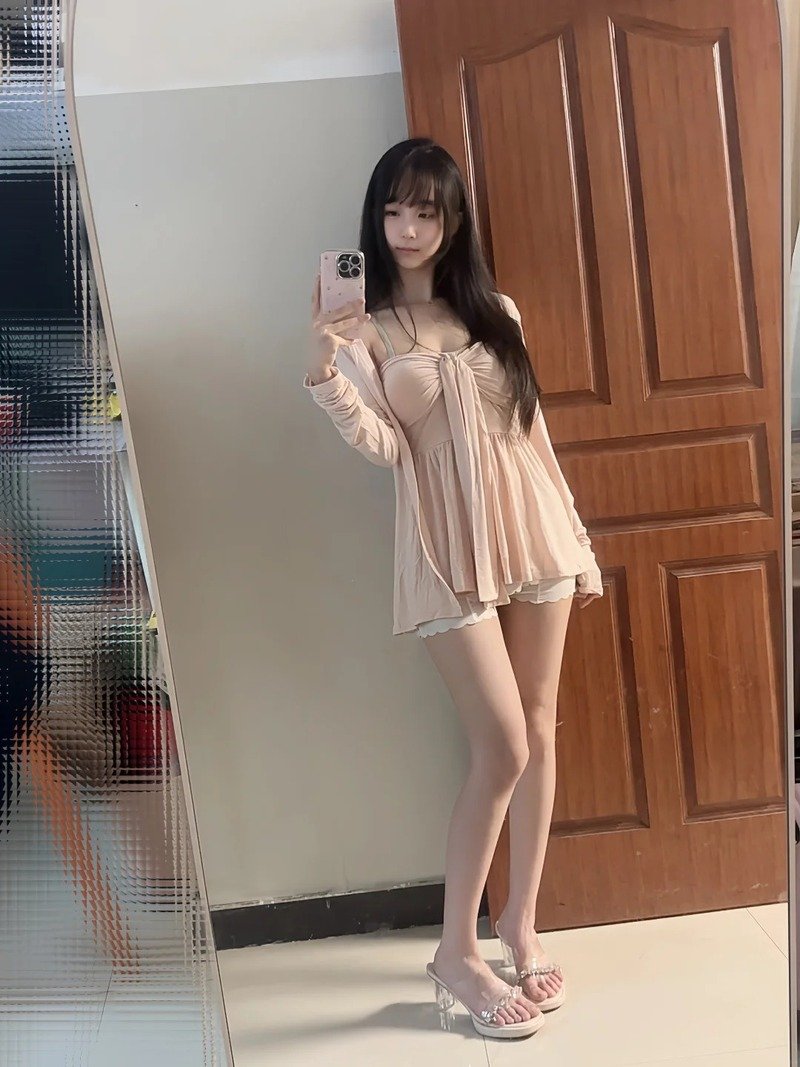 gái xinh tiktok mặc váy ngắn 16