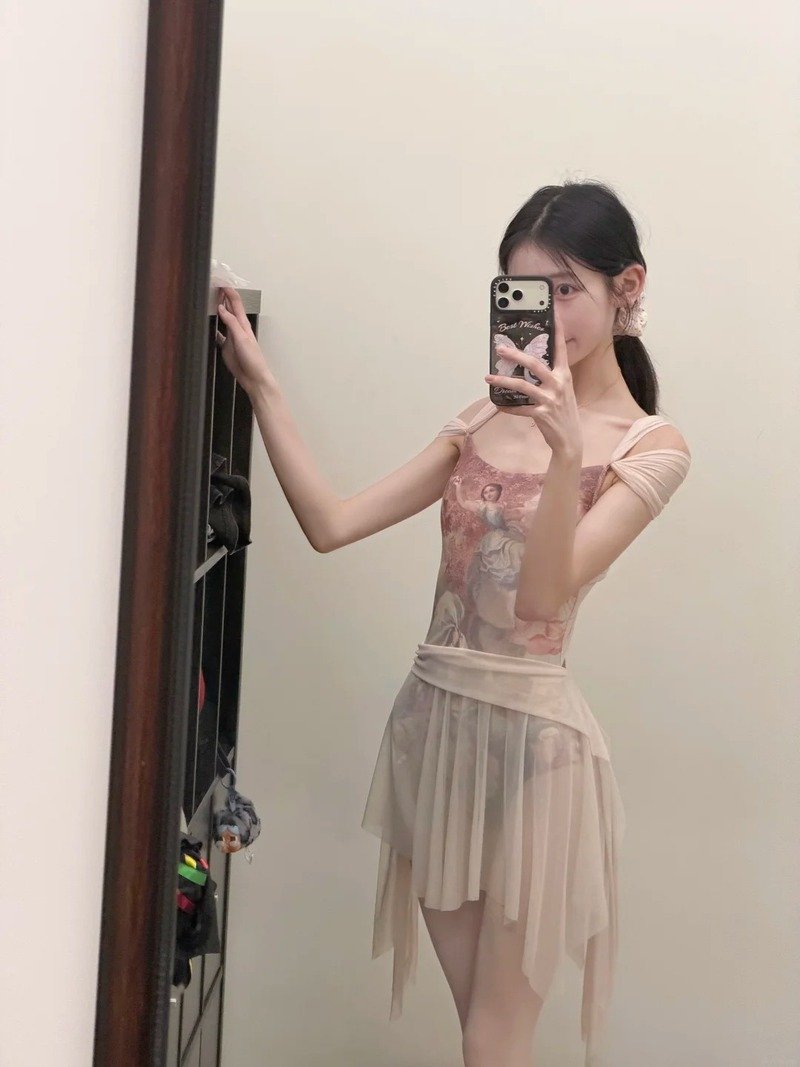 gái xinh tiktok mặc váy ngắn 2