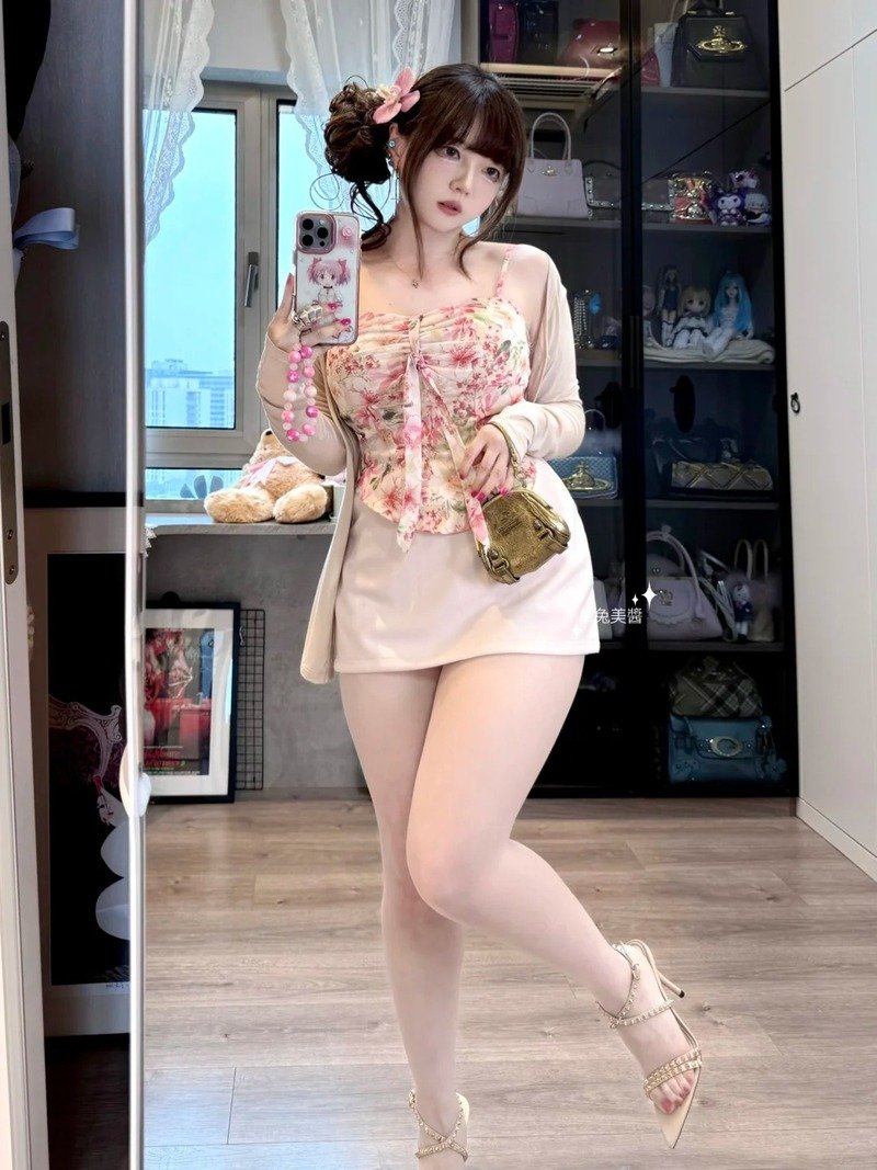 gái xinh tiktok mặc váy ngắn 28
