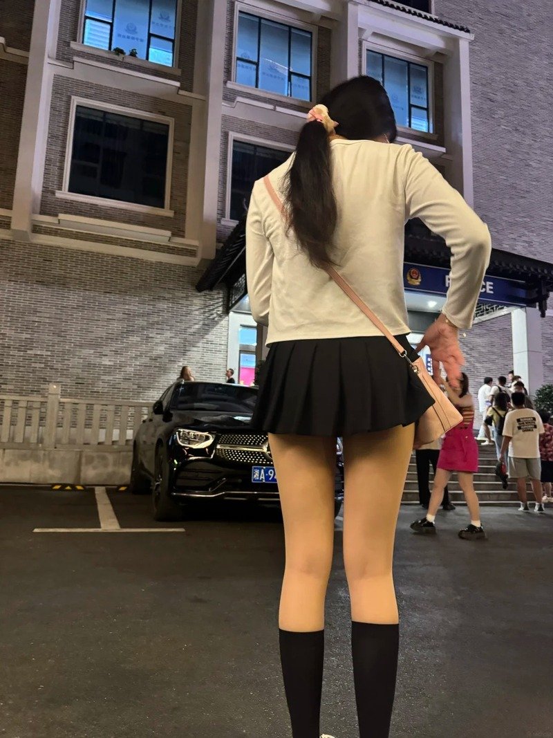 gái xinh tiktok mặc váy ngắn 3