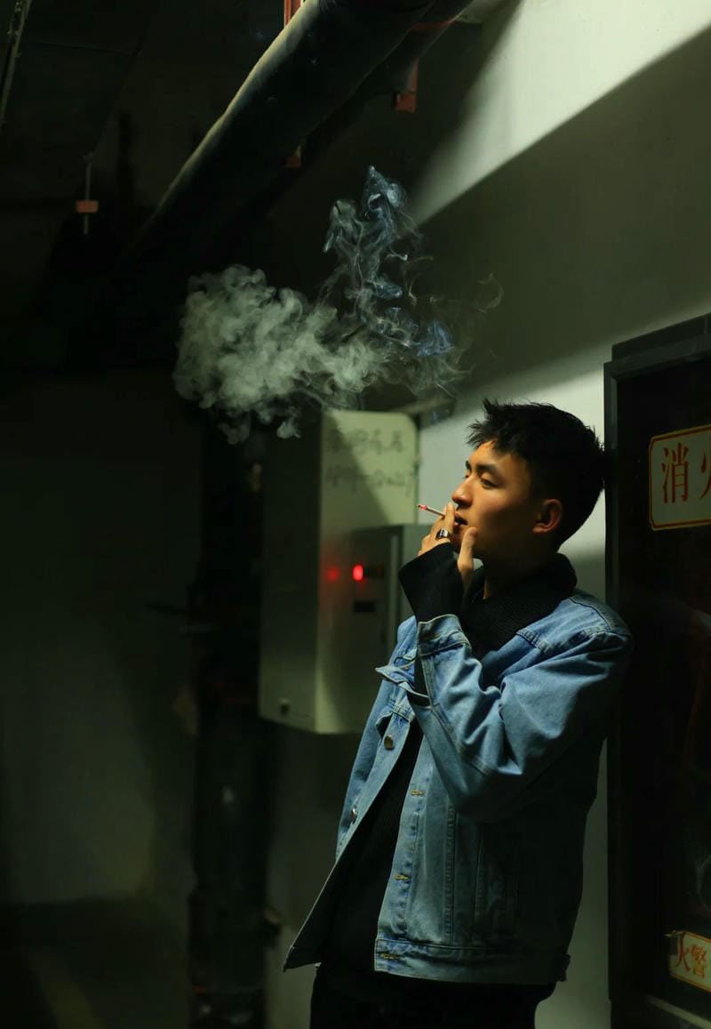 hình ảnh hút thuốc ngầu nam 30