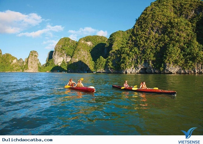 Hoạt động chèo thuyền kayak tại Cát Bà