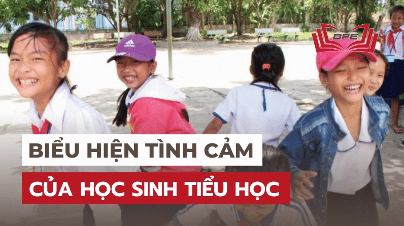 Học sinh tiểu học vui đùa cùng bạn bè