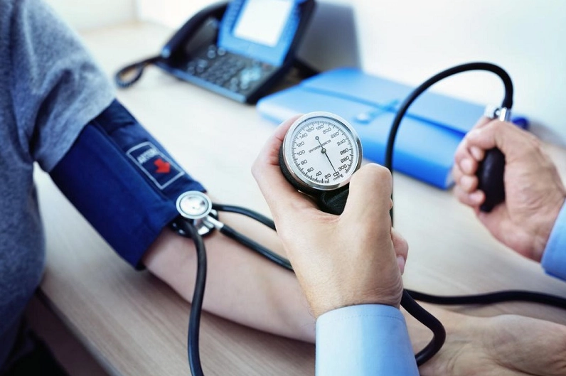 Huyết áp xuống dưới 90/60 mmHg được xem là bị tụt huyết áp