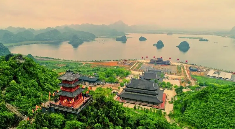 Điện Tam Thế uy nghiêm tại Chùa Tam Chúc