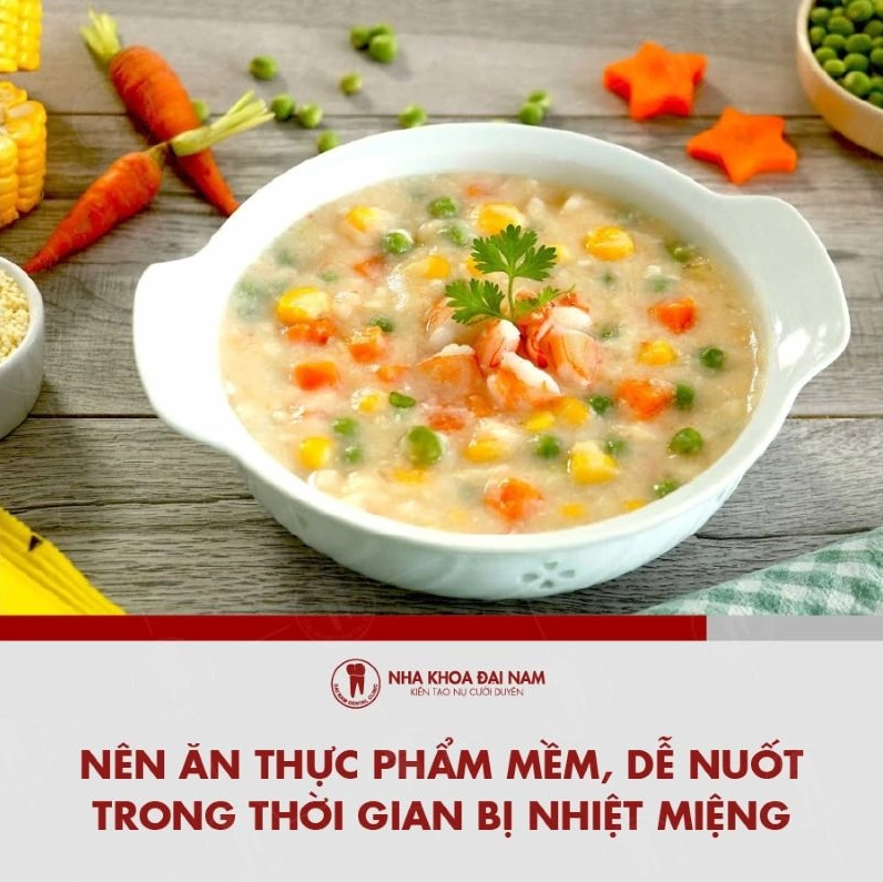 Khi bi nhiet mieng nen an thuc pham mem de nuot