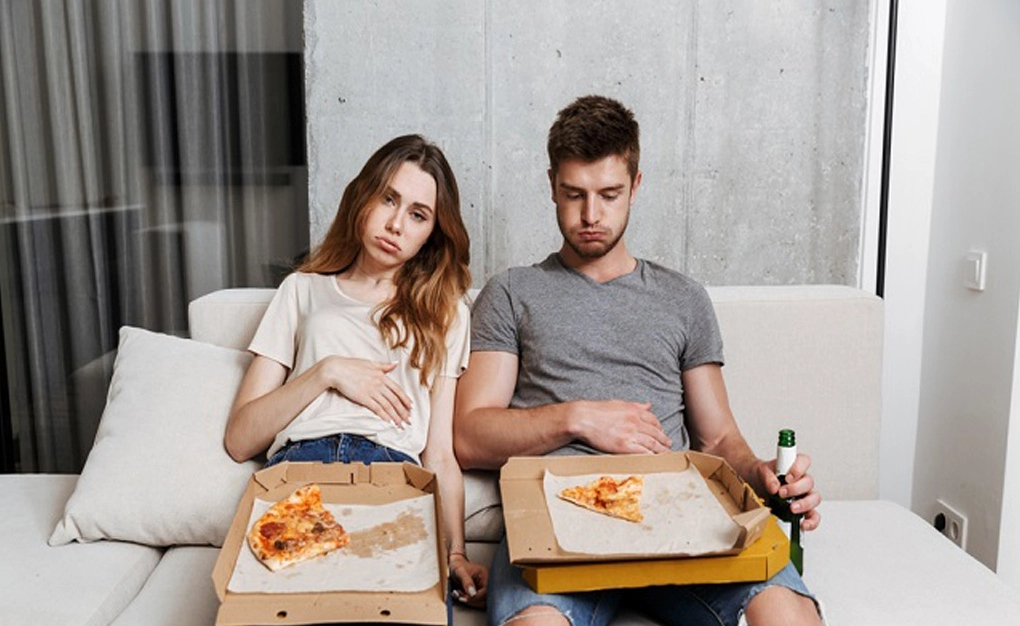 Không nên ăn quá nhiều vào buổi tối để tránh tích tụ mỡ thừa
